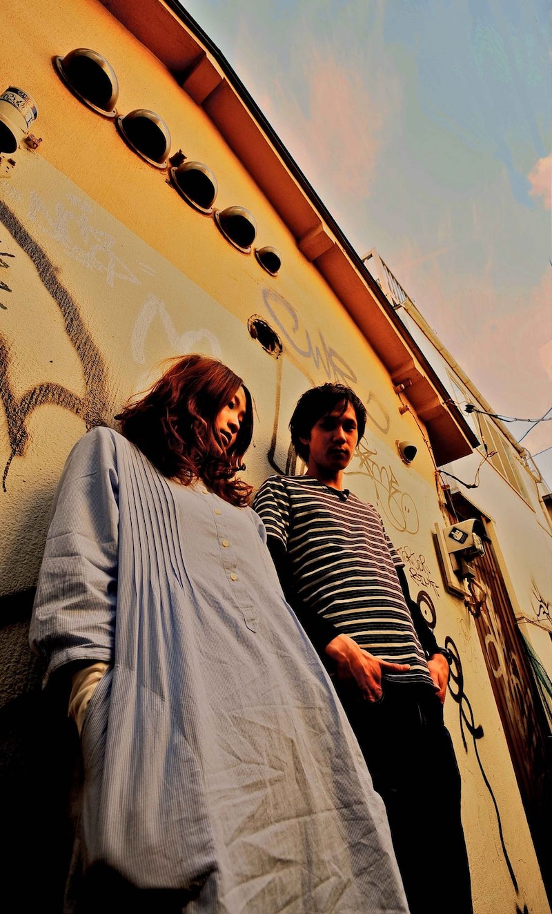 左がボーカルのMiRu、右がサウンドクリエイターのSun。ユニット名には“若干ポップ”という意味合いも込められている。