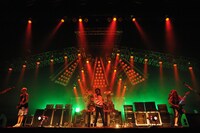 80年代を彷彿とさせる日章旗Tシャツを着た二井原実（写真中央）以外は、現代的なファッションに身を包んだLOUDNESSのメンバー。しかし、奏でられる楽曲の数々は時代を超越した名曲ばかりだ。