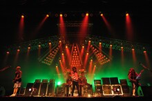 80年代を彷彿とさせる日章旗Tシャツを着た二井原実（写真中央）以外は、現代的なファッションに身を包んだLOUDNESSのメンバー。しかし、奏でられる楽曲の数々は時代を超越した名曲ばかりだ。