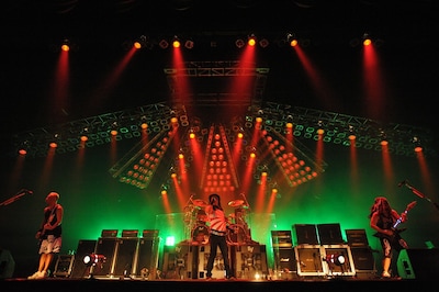 80年代を彷彿とさせる日章旗Tシャツを着た二井原実（写真中央）以外は、現代的なファッションに身を包んだLOUDNESSのメンバー。しかし、奏でられる楽曲の数々は時代を超越した名曲ばかりだ。