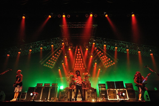 80年代を彷彿とさせる日章旗Tシャツを着た二井原実（写真中央）以外は、現代的なファッションに身を包んだLOUDNESSのメンバー。しかし、奏でられる楽曲の数々は時代を超越した名曲ばかりだ。