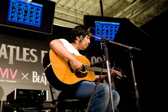 「ブラックバード」を披露した曽我部恵一は、「中学の頃から練習してるけど、いまだにちゃんと弾けない」と苦笑い。