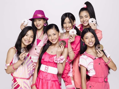 MIYUU（後列左）、YURINO（後列中央）、KAEDE（後列右）、MIMU（前列左）、KAREN（前列中央）、SAYAKA（前列右）の6人からなるHappiness。元気いっぱいのパフォーマンスは要注目だ。