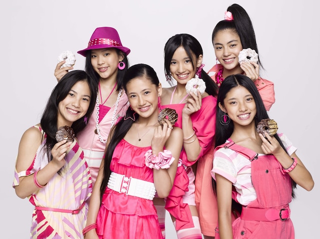 MIYUU（後列左）、YURINO（後列中央）、KAEDE（後列右）、MIMU（前列左）、KAREN（前列中央）、SAYAKA（前列右）の6人からなるHappiness。元気いっぱいのパフォーマンスは要注目だ。