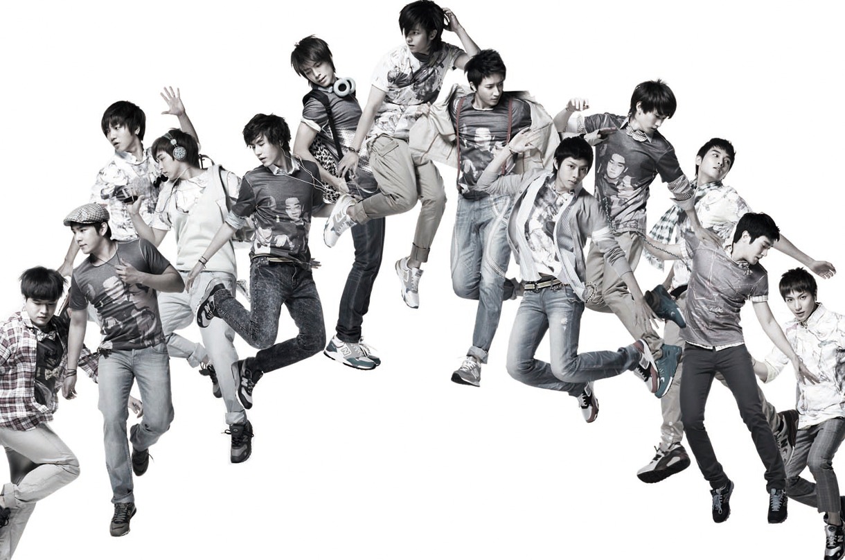 SUPER JUNIORは歌手としてだけでなくタレント、俳優、MC、お笑い、作曲家、モデルなどさまざまな分野のトップスターを輩出するため結成された韓国発のスーパーグループ。現在は13人が在籍。