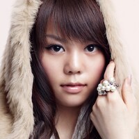 菅原紗由理は9月30日に最新シングル「あの日の約束」（写真）をリリース。