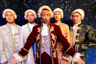 待望の新しいアーティスト写真も公開。今回はモーツァルトをモチーフにしたコスプレに身を包んでいる。復活後のアーティスト写真で着用した衣装はすべてライブで観ることができたが、はたしてモーツァルトの格好でパフォーマンスすることはあるのか。こちらも気になるところだ。