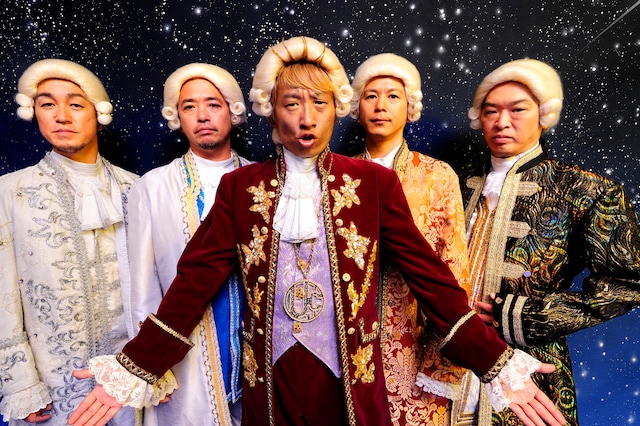 待望の新しいアーティスト写真も公開。今回はモーツァルトをモチーフにしたコスプレに身を包んでいる。復活後のアーティスト写真で着用した衣装はすべてライブで観ることができたが、はたしてモーツァルトの格好でパフォーマンスすることはあるのか。こちらも気になるところだ。