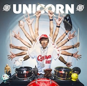 こちらは「半世紀少年」ジャケット写真。名ドラマー、コージー・パウエルのソロ3rdアルバム「OCTOPUSS」を思い起こさせる仕上がりとなった。川西の胸に光る出身地・呉市の市外局番「0823」が眩しい。