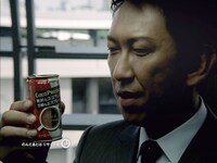 布袋が演奏シーンで弾いているギターは、「ココプレッソ」のカラー（赤と白）をベースにした特別製。撮影の合間にはアドリブでパフォーマンスを披露し、スタッフを魅了した。