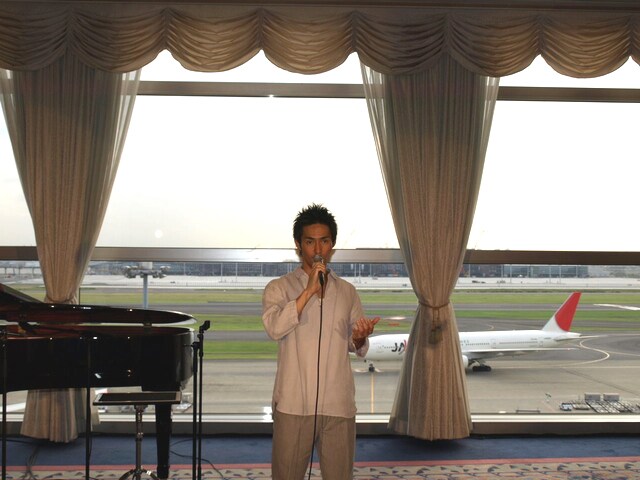 飛行機をバックに熱唱する中孝介。