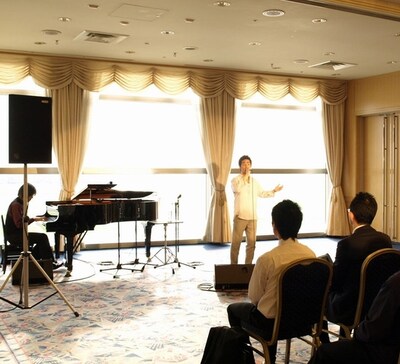 空山さん、青空ちゃん、美空（みく）ちゃんといった「空」のつく名前を持つファンを前に、心にしみる歌声を届けた中孝介。