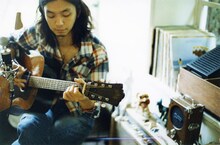 「Luck and Pluck TOUR 2010」にはサポートメンバーとして、高桑圭（B）、白根賢一（Dr）、堀江博久（Key,G）というおなじみの強力布陣が参加。昨年リリースされたアルバム「Luck and Pluck」の世界をステージで再現する。