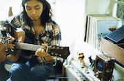 「Luck and Pluck TOUR 2010」にはサポートメンバーとして、高桑圭(B)、白根賢一(Dr)、堀江博久(Key,G)というおなじみの強力布陣が参加。昨年リリースされたアルバム「Luck and Pluck」の世界をステージで再現する。