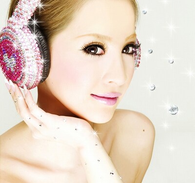 荒木さやかは新宿歌舞伎町の某店在籍中に「小悪魔ageha」編集部からの依頼で読者モデルデビュー。今年からDJ A☆LUCKYとしての活動を始め、3月にハウスミックスアルバム「DJ A☆LUCKY HOUSE MIX Vol.1」をリリースした。