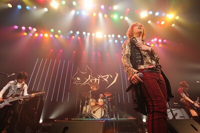 この日のライブには約1000人が集結。3人からの“重大発表”に会場は大きく沸いた。