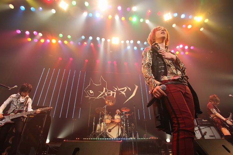 この日のライブには約1000人が集結。3人からの“重大発表”に会場は大きく沸いた。