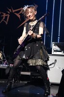 本編で涼平はえんじ色のショートパンツに黒のニーソックス姿を披露。写真はアンコールの衣装。