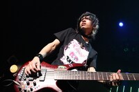 ヘヴィなベースラインを響かせ、会場を盛り上げたGou。