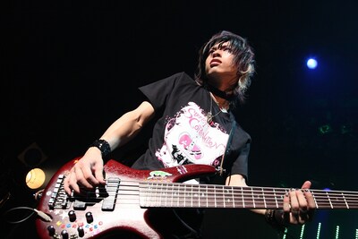 ヘヴィなベースラインを響かせ、会場を盛り上げたGou。