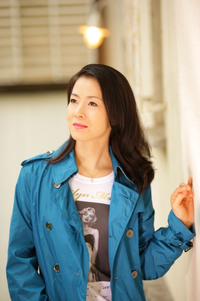 演歌のときの和服姿とは違った、カジュアルなファッションに身を包んだ坂本冬美。
