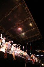 写真は9月12日に行われた「Augusta Camp 2009～Extra～」三重・ナガシマスパーランド公演の模様。アンコールでは出演者全員が豪華セッションを繰り広げた。