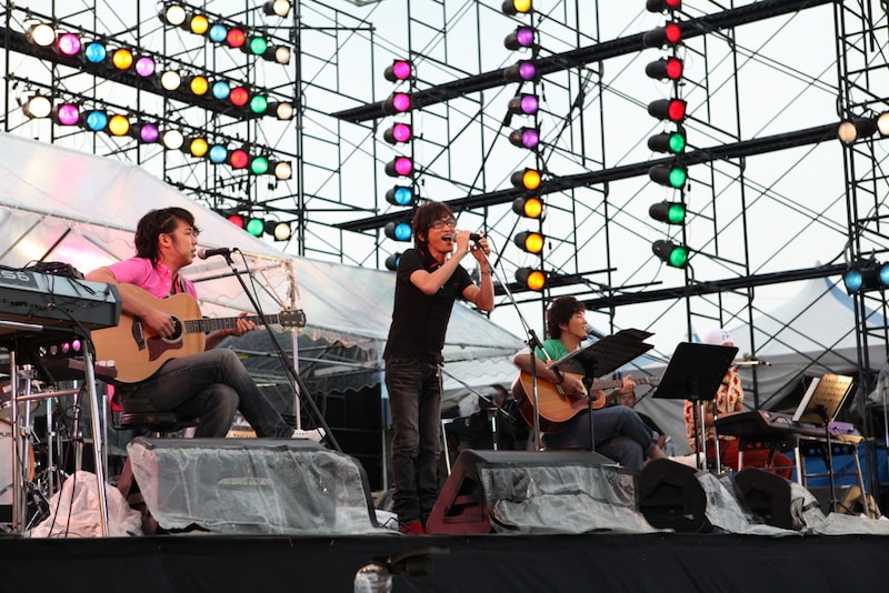 あいにくの雨模様となったが、各アーティストとも気合十分のパフォーマンスを展開。会場に集まった約7000人の観客を楽しませた。