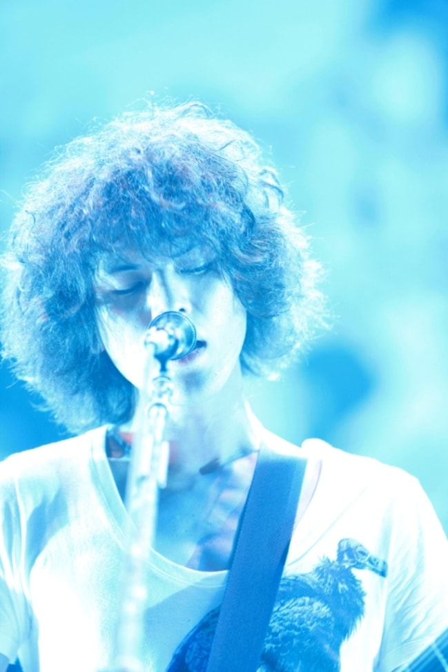 歌う菅原卓郎。写真は9mm Parabellum Bulletが9月9日に初の日本武道館ワンマンライブを行った際のステージショット。