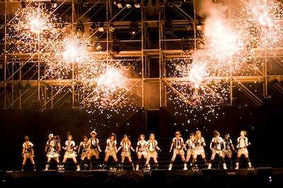 写真は「AKB48 夏のサルオバサン祭り」で「RIVER」を歌うAKB48。14thシングル収録の3曲は、アンコールで初披露された。なお、この模様は後日ナタリーでライブレポートとして紹介する予定。