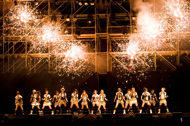 写真は「AKB48 夏のサルオバサン祭り」で「RIVER」を歌うAKB48。14thシングル収録の3曲は、アンコールで初披露された。なお、この模様は後日ナタリーでライブレポートとして紹介する予定。