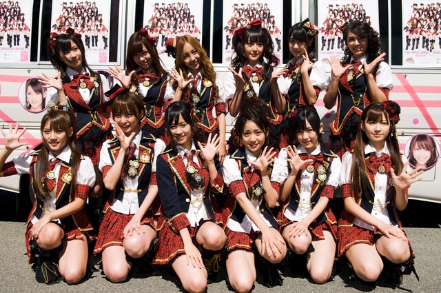 富士急ハイランドでは無料ライブのほか、「言い訳Maybe」選抜メンバー12人によるパレードも行われた。