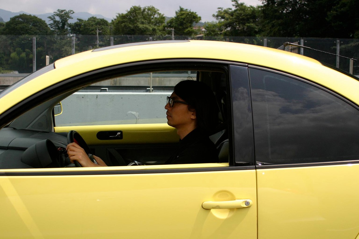 車を運転するフルカワトオル35歳。
