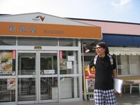 サービスエリア前にたたずむフルカワトオル35歳。