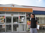 サービスエリア前にたたずむフルカワトオル35歳。