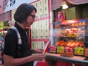 サービスエリアの醍醐味、ホットスナックを前にして、静かにテンションが上がるフルカワトオル35歳。