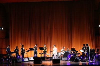 こちらはアンコールでのひとコマ。本編の真っ赤な衣装とは対照的な白い衣装が目を引いた。