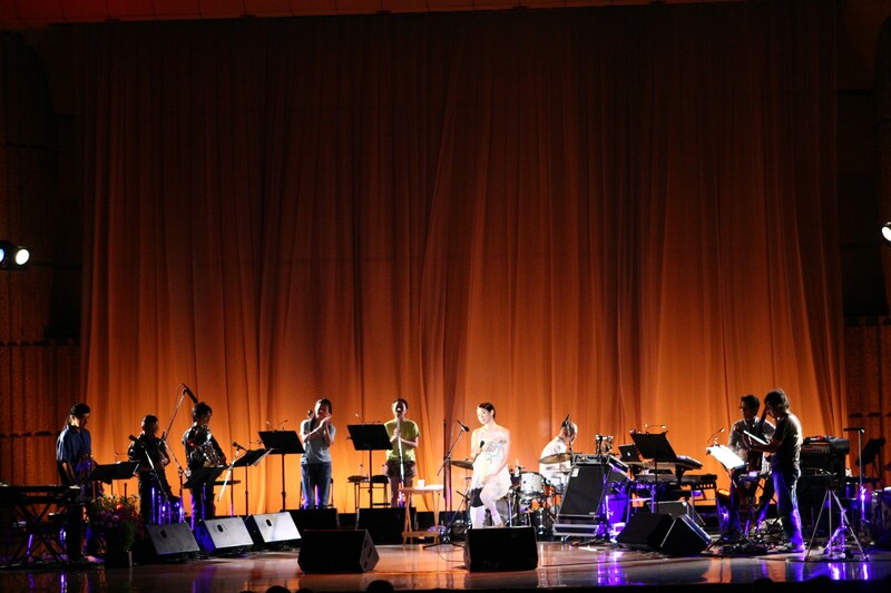 こちらはアンコールでのひとコマ。本編の真っ赤な衣装とは対照的な白い衣装が目を引いた。