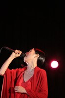 実力派アーティストたちによる演奏に乗せて、伸びやかな歌声を夜空に聴かせたUA。