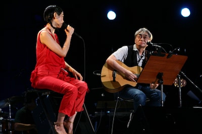 UAは細野晴臣を交えてのMCで、幼い頃エレクトーンでYMOの「ライディーン」を弾いていたことを明かした。