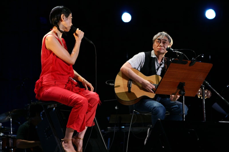 UAは細野晴臣を交えてのMCで、幼い頃エレクトーンでYMOの「ライディーン」を弾いていたことを明かした。