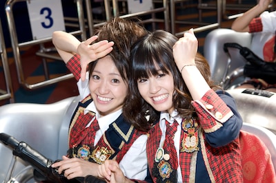 FUJIYAMAに乗れることになり、うれしさを笑顔で表現する大島優子（写真左）と前田敦子（右）。