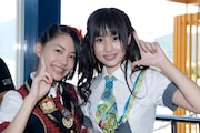 FUJIYAMAで園内スタッフに挑戦する松井珠理奈（写真左）と小森美果（右）。