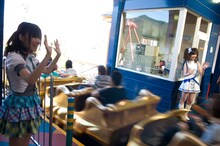 出発する乗客を見送る指原莉乃（写真手前）と佐藤すみれ（奥）。