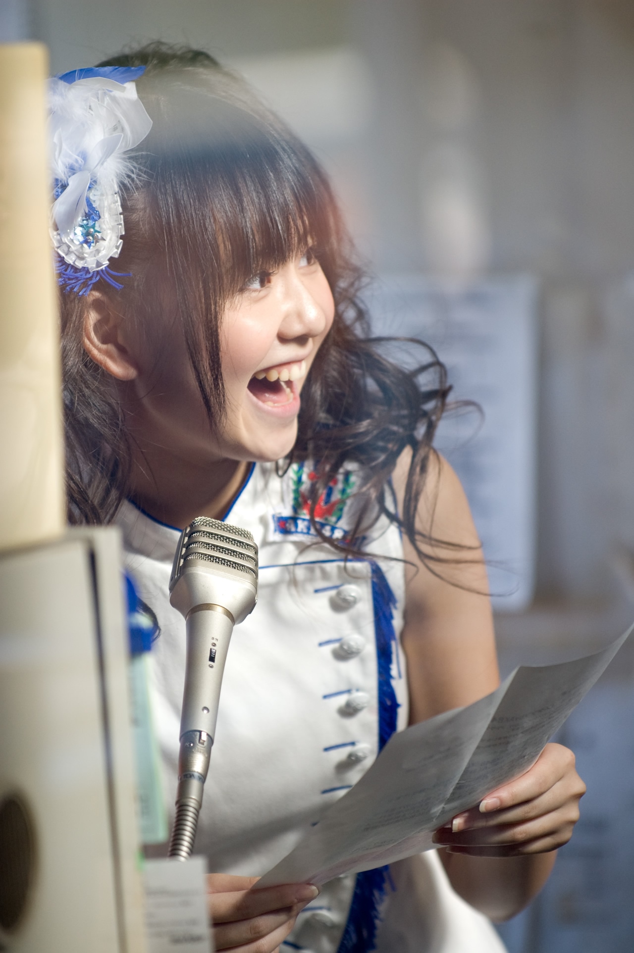 笑顔でアナウンスに挑戦する佐藤すみれ。