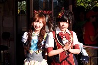 トンデミーナで園内スタッフに挑戦した仁藤萌乃（写真左）と宮崎美穂（右）。