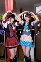 「夏のサルオバサン祭り」にちなんで、サルのポーズを取る宮崎美穂（写真左）と仁藤萌乃（右）。