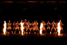 「RIVER」を披露するAKB48選抜メンバー