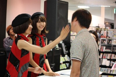 レナの的確に急所を狙う平手が見事にクリーンヒットし、脳を揺らしてぐらつくファンが続出。ファンからの要望により「働け!!」「貯金しろ!!」「ダイエットしろ!!!」という暴言オプションも。