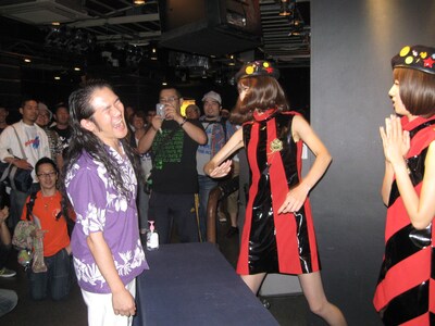 強い師弟関係で結ばれている掟ポルシェ（写真左）とバニラビーンズ（中央＆右）。