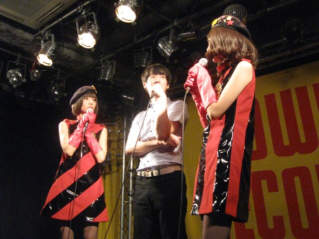 Mr.スウェーデン、カジヒデキ（中央）に「ツンデレ女子についてどう思うか」と詰め寄るレナ＆リサ。